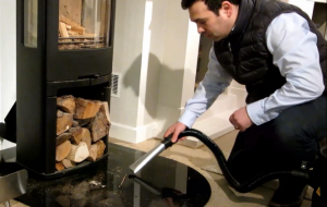 Vacuum cleaner for collecting ashes in the fireplace
