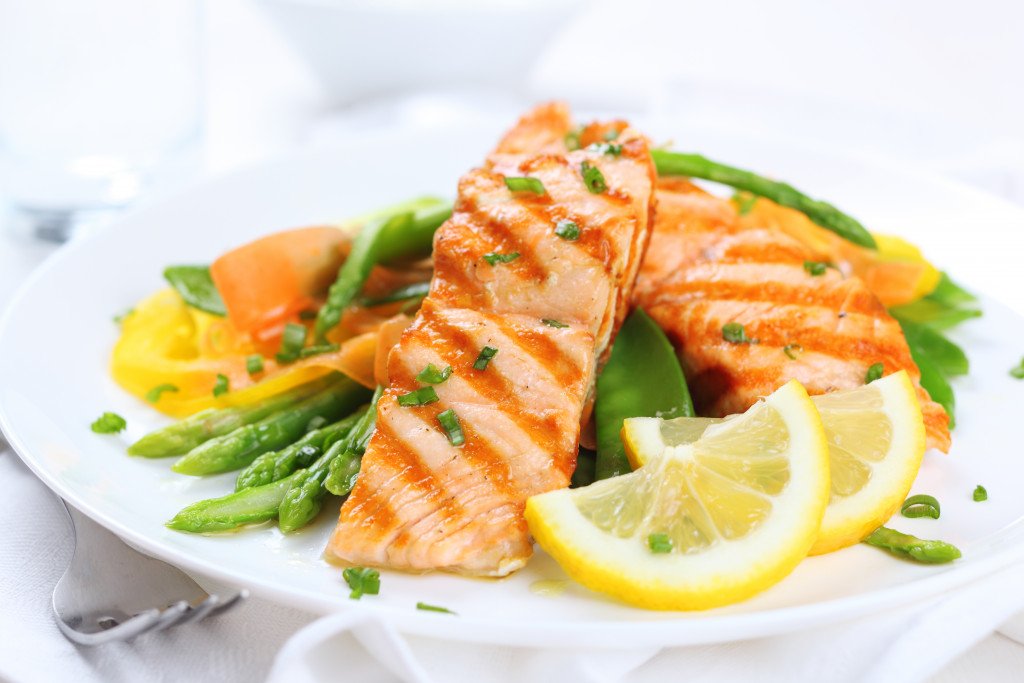 fish with veggies and lemons